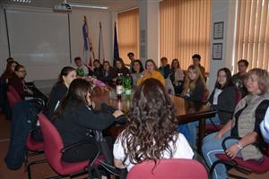 Starosta města přivítal na radnici studenty z partnerského města Zwönitz spolu se žáky hostitelské ZŠ Alšova. 
FOTO: DANA HOĎÁKOVÁ