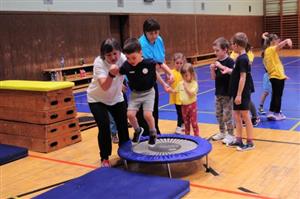 Součástí programu Týdne pro rodinu byla i možnost protáhnout si tělo v tělocvičně zimního stadionu. Využily ji pouze děti účastnící se projektu Děti na startu.
FOTO: K. ČABLOVÁ