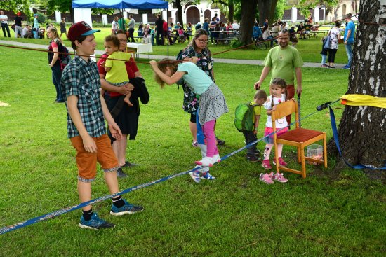 Atrakce připravené především pro dětské návštěvníky brzy po začátku Rodinného festivalu na zahradě Katolického domu přerušila bouřka. Zbytek programu proběhl v sále Katolického domu.