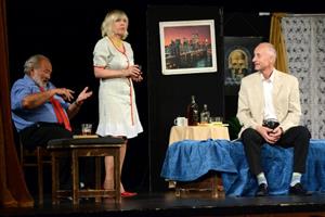 Rudolf Hrušínský, Jana Švandová a Josef Carda bavili v pondělí vyprodaný velký sál kulturního domu komedií Nebyla to pátá, byla to devátá v režii Jiřího Menzela.
FOTO: DAVID MACHÁČEK