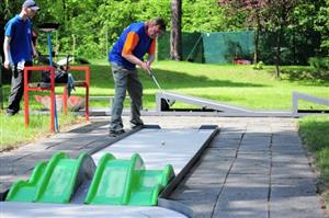 Minigolfista Miroslav Svoboda st. (TJ Start Kopřivnice) zvítězil v nedělním turnaji, který byl zároveň čtvrtým kolem II. ligy družstev.
FOTO: KRISTINA ČABLOVÁ