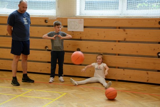 Jednou z disciplín rodinného olympijského víceboje, který pořádala ZŠ Lubina a kterého se zúčastnilo 24 týmů, byl i hod míčem ze sedu.
FOTO: DAVID MACHÁČEK