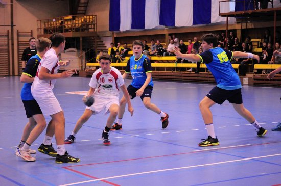 Družstvo starších žáků KH ISMM Kopřivnice (světlé dresy) mělo vítězství v MS lize zajištěno již před tímto posledním domácím zápasem.
FOTO: KRISTINA ČABLOVÁ