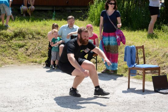 Václav Lys v neděli neoficiálně pokořil rekord v počtu dřepů na jedné noze. Jeho výkon byl součástí charitativní akce.
FOTO: DAVID MACHÁČEK