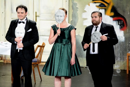 Soubor Městského divadla Zlín zahrál v Kopřivnici svou úspěšnou inscenaci Dobré mravy, volně inspirovanou knihami Ladislava Špačka.
FOTO: DAVID MACHÁČEK