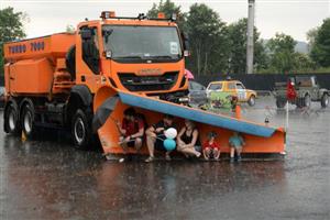 V sobotu tatrovácký polygon svlažila krátká, ale intenzivní přeháňka. Část návštěvníků Dnů techniky tak některé vystavené stroje využila originálním a nečekaným způsobem.
FOTO: DAVID MACHÁČEK