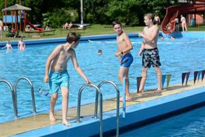 Kopřivnické letní koupaliště odstartovalo sezonu v pátek 7. června. První letní třicítky tak lidé mohli trávit ve vodě.
FOTO: DAVID MACHÁČEK