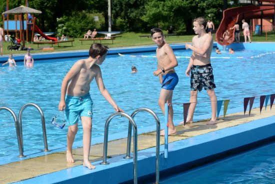 Kopřivnické letní koupaliště odstartovalo sezonu v pátek 7. června. První letní třicítky tak lidé mohli trávit ve vodě.
FOTO: DAVID MACHÁČEK