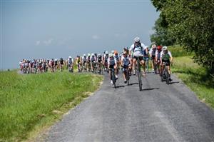 Stoupání na „Velovou” dá mnohým cyklistům zabrat, ale ti v pelotonu Na kole dětem si to i za velmi teplého počasí užívali, protože jeli za dobrou věc.
FOTO: IVO DVOŘÁK