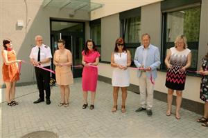 Slavnostním přestřižením pásky bylo před týdnem otevřeno Komunitní centrum Pětka, ve kterém vedle sebe budou fungovat Klub Kamarád, Denní stacionář Kopretina, Mateřské centrum Klokan a pobočka městské knihovny.
FOTO: DAVID MACHÁČEK