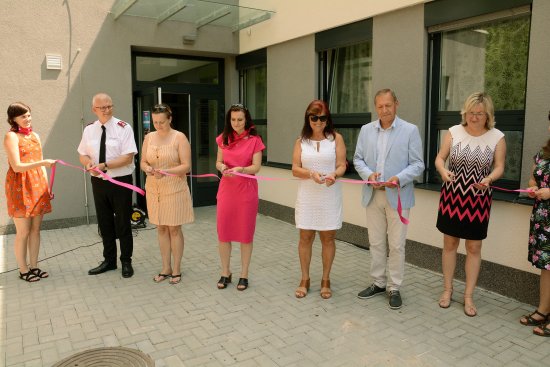 Slavnostním přestřižením pásky bylo před týdnem otevřeno Komunitní centrum Pětka, ve kterém vedle sebe budou fungovat Klub Kamarád, Denní stacionář Kopretina, Mateřské centrum Klokan a pobočka městské knihovny.
FOTO: DAVID MACHÁČEK