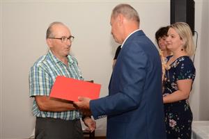 Josef Orság přijímá poděkování starosty města, který ocenil jeho dobrovolné dárcovství krve, které absolvoval už 280krát.
FOTO: DAVID MACHÁČEK