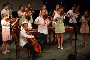 Úvod koncertu, kterým ZUŠ Zdeňka Buriana oslavila půl století samostatnosti, patřil cimbálovým muzikám Buriánek a Malý Buriánek.
FOTO: DAVID MACHÁČEK