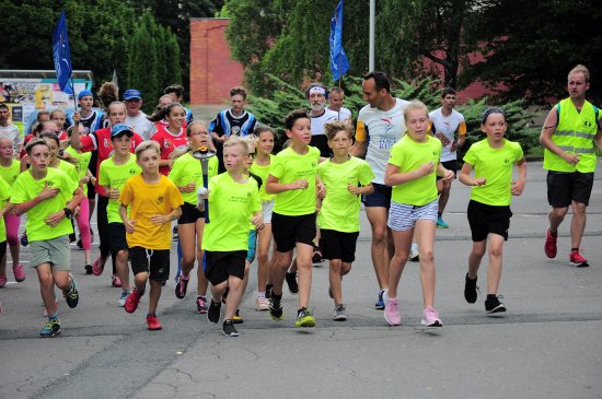 Kopřivničtí školáci s pochodní v ruce uběhli alespoň malou část trasy Mírového běhu. Účastníci nejdelšího štafetového běhu, který zavítá do víc než 140 zemí, se minulý týden objevili v Kopřivnici.
FOTO: KRISTINA ČABLOVÁ