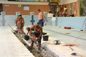 Odstranit zrezivělé potrubí cirkulace vody na krytém bazénu v Kopřivnici nešlo jinak než za použití hrubé síly pneumatických bouracích kladiv.
FOTO: DAVID MACHÁČEK