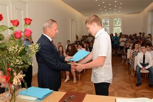 Adam Moudrý byl v pondělí jedním z 52 zdejších deváťáků, které radnice symbolicky ocenila za to, že základní školu opustili s vyznamenáním.
FOTO: DAVID MACHÁČEK