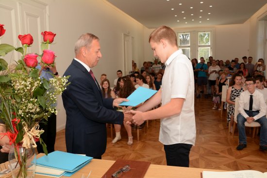 Adam Moudrý byl v pondělí jedním z 52 zdejších deváťáků, které radnice symbolicky ocenila za to, že základní školu opustili s vyznamenáním.
FOTO: DAVID MACHÁČEK