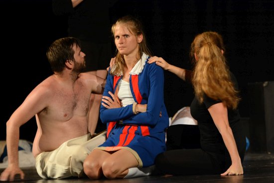 Orientovat se v příběhu inscenace Alenka v říši znaků byl pro diváky posledního představení předplatného kulturního domu nesnadný úkol.
FOTO: DAVID MACHÁČEK