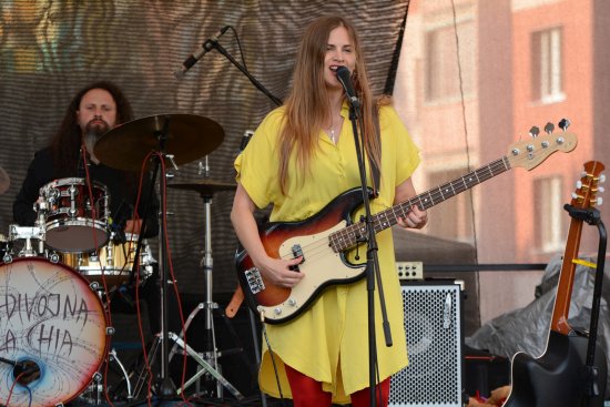 Koncert kapely RukyNaDudy zkropil déšť, Vladivojna LaChia (na snímku) zdejší publikum rozehřála a vystoupením Kamila Střihavky oslavy Evropského svátku hudby před kulturním domem vyvrcholily.
FOTO: DAVID MACHÁČEK