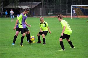 Žáci družstva Lubina-Vlčovice (hráči vlevo) na úvod domácího turnaje remizovali se Slovanem Havířov, který nakonec celý turnaj vyhrál.
FOTO: KRISTINA ČABLOVÁ