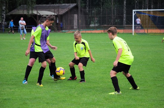 Žáci družstva Lubina-Vlčovice (hráči vlevo) na úvod domácího turnaje remizovali se Slovanem Havířov, který nakonec celý turnaj vyhrál.
FOTO: KRISTINA ČABLOVÁ