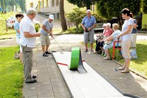 I přes horké počasí si přišlo zahrát minigolf téměř šedesát seniorů. Tato aktivita byla poslední před prázdninovou pauzou.
FOTO: DANA HOĎÁKOVÁ