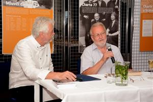 Signatář a pozdější mluvčí Charty 77 Tomáš Hradílek odpovídal na dotazy účastníků besedy, která byla součástí vernisáže panelové výstavy ve vestibulu radnice.
FOTO: D. MACHÁČEK