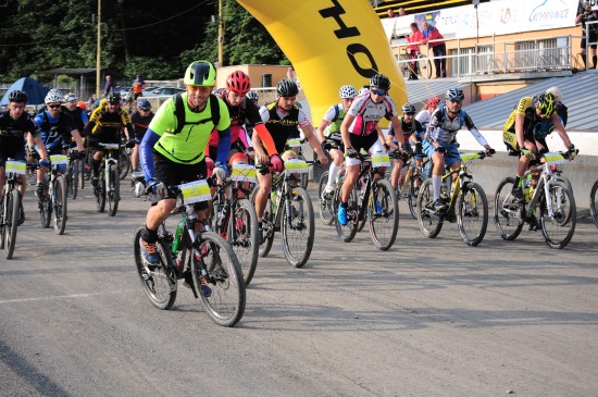 Celkem 587 účastníků Kopřivnického drtiče vyráželo z letního stadionu na 130 km dlouhou trasu Beskydami s úsměvem.
FOTO: KRISTINA ČABLOVÁ