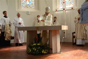 Biskup Martin David v sobotu slavnostně vysvětil nový oltář v interiéru kostela Všech svatých ve Vlčovicích. Svěcení uzavřelo dlouholetou obnovu svatostánku.
FOTO: DAVID MACHÁČEK