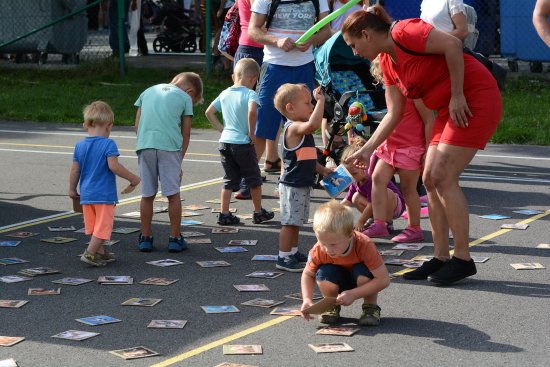 Soutěže pro nejmenší, nafukovací atrakce pro větší děti, hudební i sportovní program - takové byly sobotní Letní slavnosti v Mniší. Dopolední Běh oborou vystřídala zábava u kulturního domu.
FOTO: DAVID MACHÁČEK