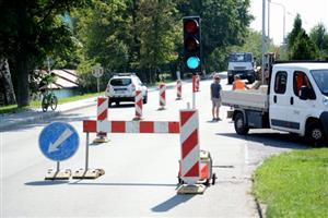 Po dobu výstavby nového chodníku u rodinné zástavby naproti Alšově ulici se musí řidiči připravit na dopravní omezení.
FOTO: DAVID MACHÁČEK