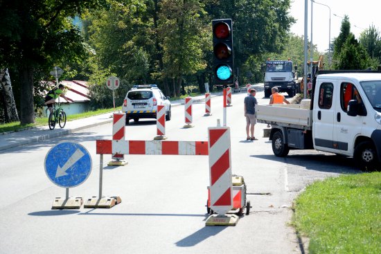 Po dobu výstavby nového chodníku u rodinné zástavby naproti Alšově ulici se musí řidiči připravit na dopravní omezení.
FOTO: DAVID MACHÁČEK