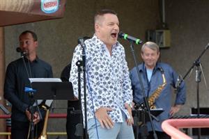 Vladimír Hron s kapelou Alfa Band bavil návštěvníky slavností v Mniší déle než hodinu. Populární zpěvák sršel energií a dobrou náladou.
FOTO: DAVID MACHÁČEK