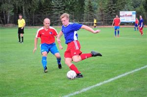 Posila FC Vlčovice-Mniší Marek Zeman (vlevo) skóroval v domácím utkání s Jeseníkem nad Odrou i venku ve Spálově.
FOTO: KRISTINA ČABLOVÁ