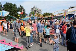 Kopřivnice má za sebou nejnabitější víkend roku. Pouťové oslavy probíhaly nejen v lunaparku, ale také na prostranství před kulturním domem nebo v sadu E. Beneše. V centru města se bavily tisíce lidí.
FOTO: DAVID MACHÁČEK