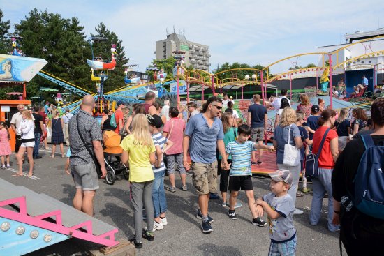 Kopřivnice má za sebou nejnabitější víkend roku. Pouťové oslavy probíhaly nejen v lunaparku, ale také na prostranství před kulturním domem nebo v sadu E. Beneše. V centru města se bavily tisíce lidí.
FOTO: DAVID MACHÁČEK
