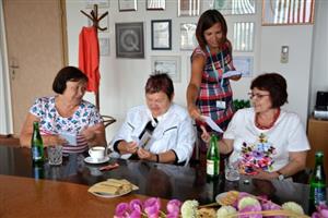 Účastnice kurzu tvůrčího psaní - Hra s příběhem obdržely na radnici almanach, který byl vytvořen z jejich prací.
FOTO: DANA HOĎÁKOVÁ