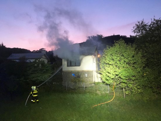 Požár zahradní chatky v zahrádkářské kolonii nad ulicí Duhovou hasiči dostali pod kontrolu za 15 minut. V objektu ale nalezli ohořelé tělo.
FOTO: JSDH KOPŘIVNICE