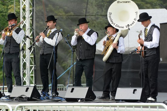 Během pouťové neděle po delší době koncertoval pro domácí publikum Stanley‘s Dixie Street Band. Zněly jazzové evergreeny a písně z filmů pro pamětníky.
FOTO: DAVID MACHÁČEK