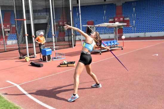 Viktorie Hanzelková si v hodu oštěpem vylepšila osobní rekord a na konto družstva AK EZ Kopřivnice získala celkem 19 b.
FOTO: JANA FEILHAUEROVÁ