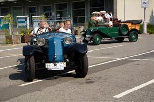 Úmorné horko nesvědčilo posádkám ani vozům. Místo plánované jízdy zručnosti tak účastníci Rallye Beskydy absolvovali jen symbolické kolečko před radnicí.
FOTO: D. MACHÁČEK