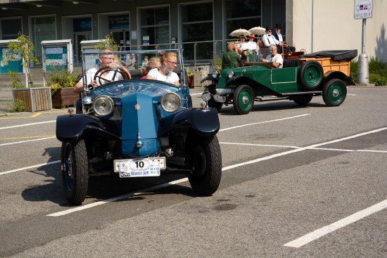 Úmorné horko nesvědčilo posádkám ani vozům. Místo plánované jízdy zručnosti tak účastníci Rallye Beskydy absolvovali jen symbolické kolečko před radnicí.
FOTO: D. MACHÁČEK