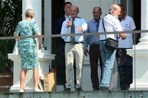 Hans Ledwinka, vnuk slavného tatrováckého konstruktéra (na snímku s mikrofonem), byl poctou, kterou Kopřivnice udělila jeho předku, upřímně dojat. 
FOTO: DAVID MACHÁČEK