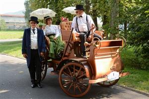 Ladislav Csengel za řídítky své repliky Präsidenta. Při jeho výrobě se nesnažil o absolutní historickou věrnost a pracoval především se dřevem.
FOTO: DAVID MACHÁČEK