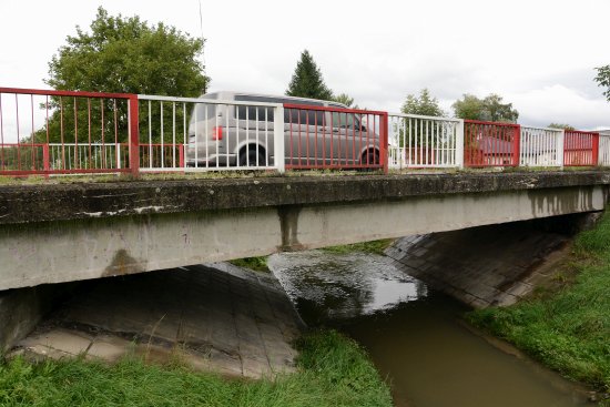 Stav řady mostů ve vlastnictví Kopřivnice není dobrý. Tomu, který se klene přes koryto Kopřivničky na ulici Severní, dokonce kvůli technickým vadám výrazně sníží povolené zatížení.
FOTO: DAVID MACHÁČEK