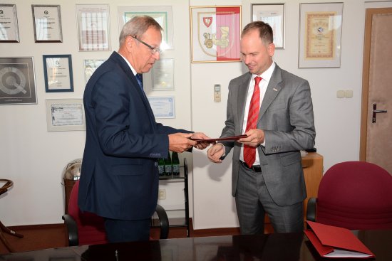 Starosta Miroslav Kopečný a generální ředitel Brose CZ Niclas Pfüller po podpisu smluv, které umožní další rozvoj firmy.
FOTO: D. MACHÁČEK