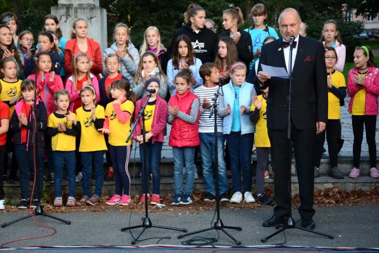 Syn Zdeňka Petra Jiří zahajuje vystoupení zdejších sborů, které přispěly k hudební oslavě nedožitých stých narozenin jeho otce.
FOTO: DAVID MACHÁČEK