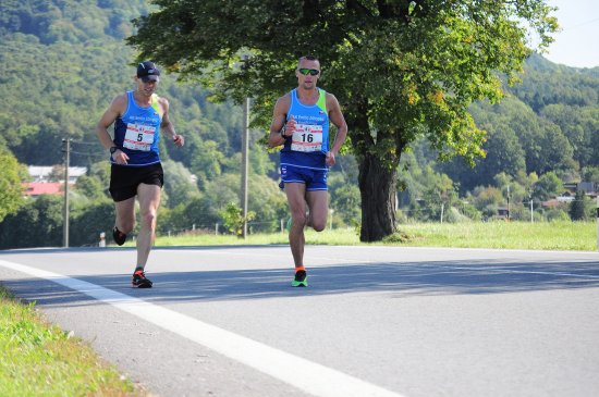 Oba běžci AK EZ Kopřivnice Jakub Ambros (vlevo) a Václav Bitala se zpočátku drželi spolu, poté diktoval tempo Ambros, ale do cíle nakonec s velkým náskokem doběhl dříve Bitala.
FOTO: KRISTINA ČABLOVÁ