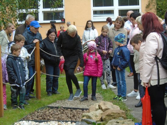 Součástí nové výukové zahrady u ZŠ Floriána Bayera je mimo jiné i hmatový chodník, který si účastníci slavnostního otevření rovnou vyzkoušeli.
FOTO: ZŠ F. BAYERA