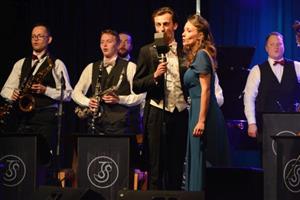 Koncertní vzpomínání na Zdeňka Petra ve vyprodaném velkém sále Katolického domu zahájil pražský orchestr Ježkovy stopy vedený Lukášem Jadrníčkem.
FOTO: DAVID MACHÁČEK